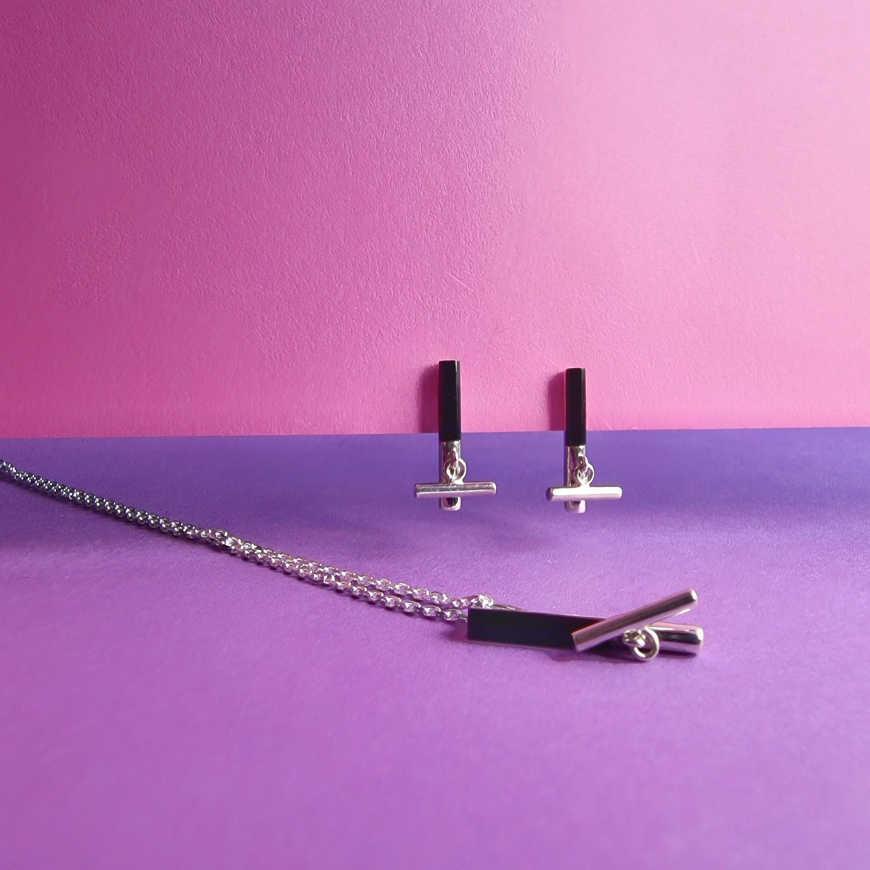 Minimalist Movement Onyx T-Bar Necklace